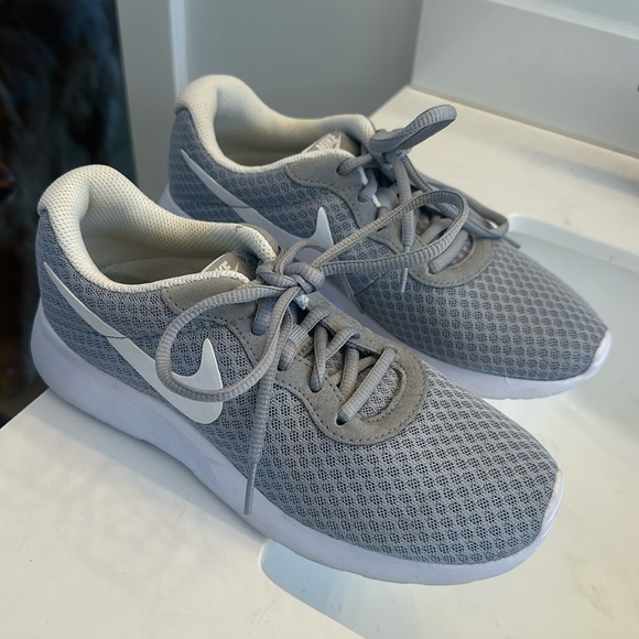 Nike Shoes - Women’s NIKE sneakers size 6